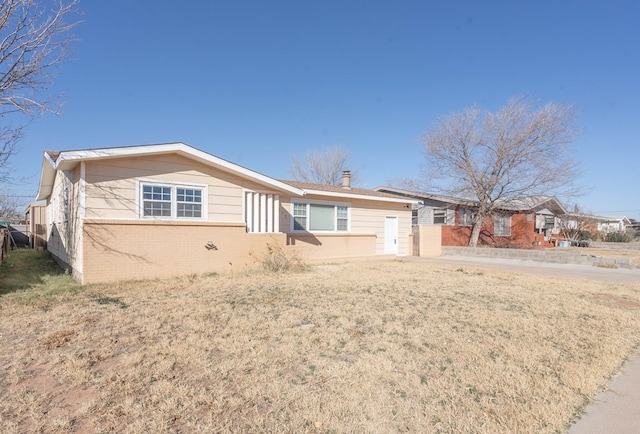 view of front of house featuring a front yard