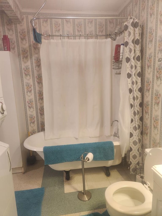 bathroom with shower / tub combo with curtain, ornamental molding, and toilet