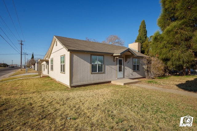 view of front of house featuring a front lawn