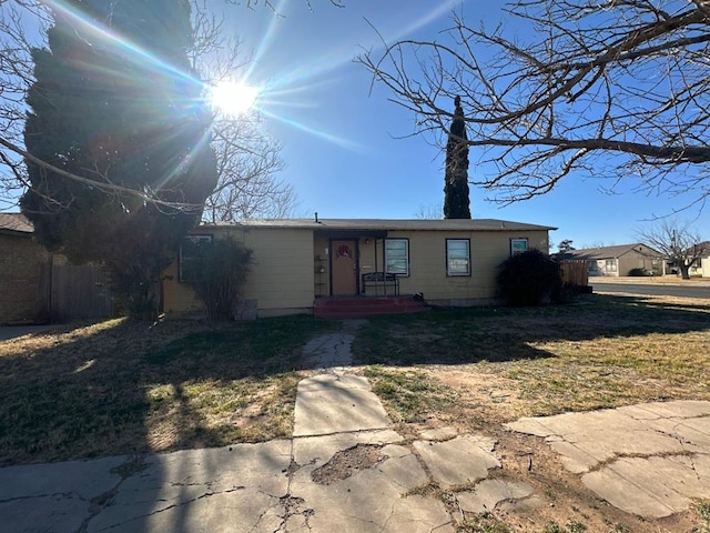 view of front of house featuring a front yard