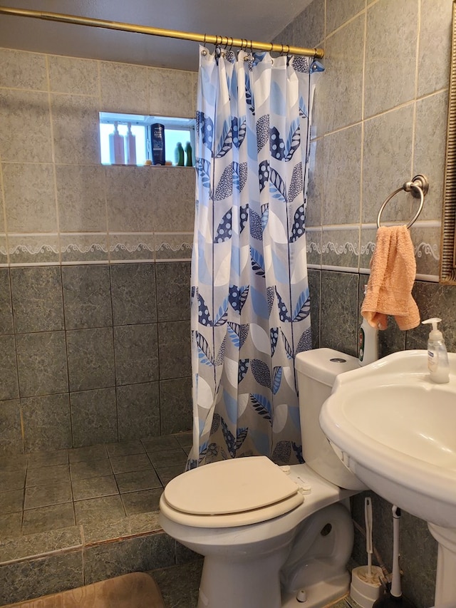 bathroom featuring toilet, curtained shower, and sink