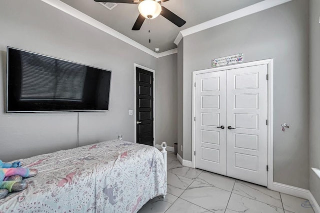 bedroom with crown molding, ceiling fan, and a closet