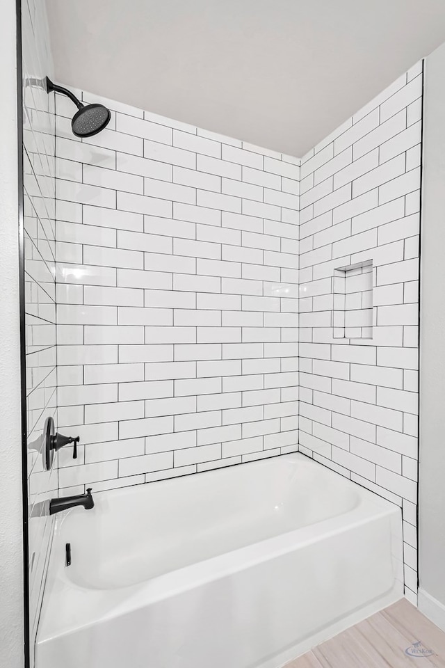 bathroom with tiled shower / bath