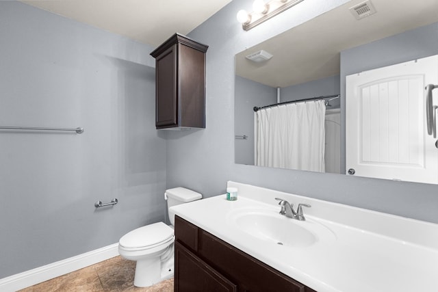 bathroom featuring visible vents, toilet, curtained shower, baseboards, and vanity