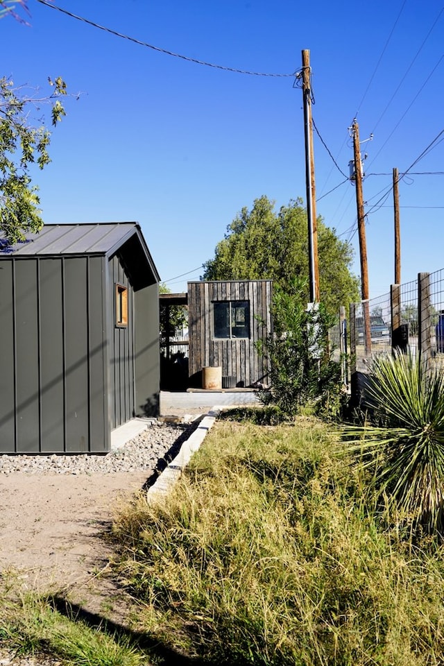 view of yard with a storage unit