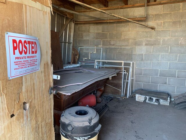 garage featuring concrete block wall