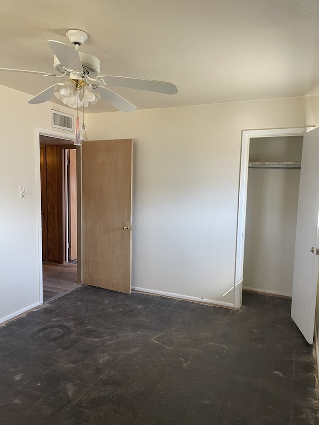 unfurnished bedroom featuring ceiling fan and a closet