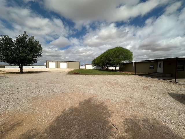 view of yard with an outdoor structure and a garage