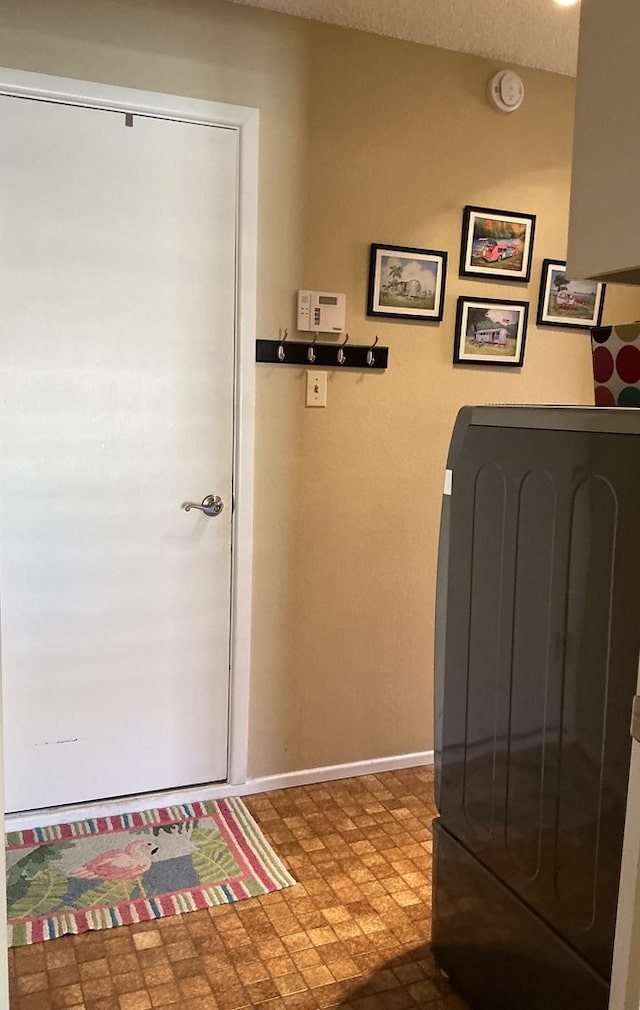 entryway featuring tile patterned floors and baseboards