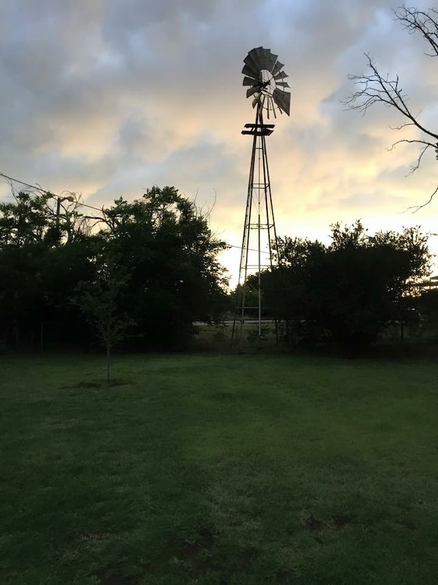 view of yard at dusk