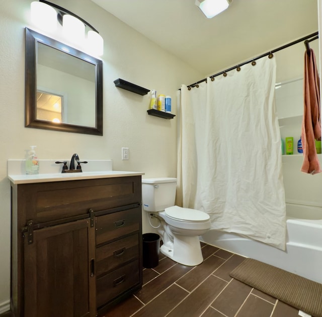 full bath featuring vanity, toilet, shower / bath combo with shower curtain, and wood tiled floor