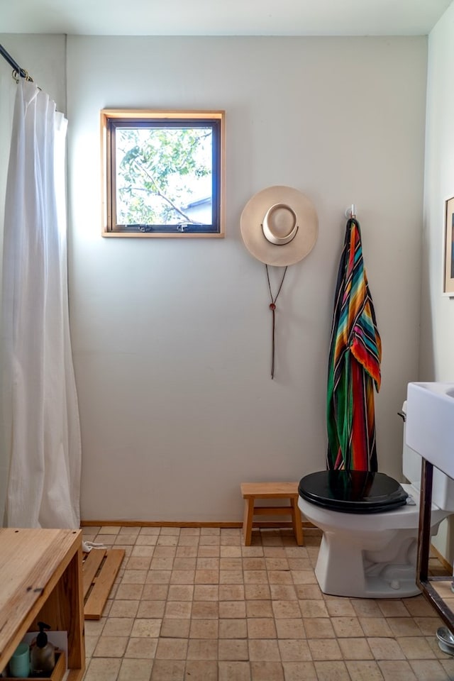 1109 E Murphy St, Marfa, TX 79843 - full bath with toilet, baseboards, and a shower with curtain