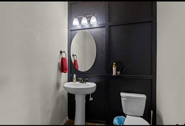 7012 Perot Ranch Rd, Odessa, TX 79765 - bathroom featuring a textured wall and toilet