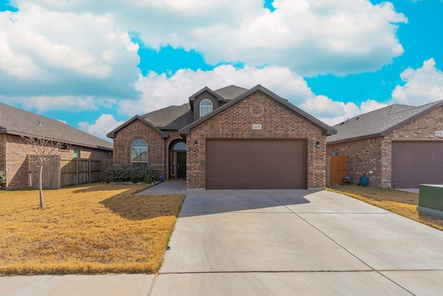 view of front facade featuring a garage and a front yard