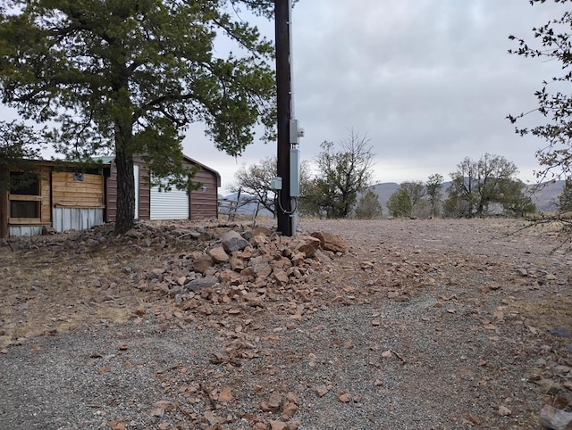 view of yard with a mountain view