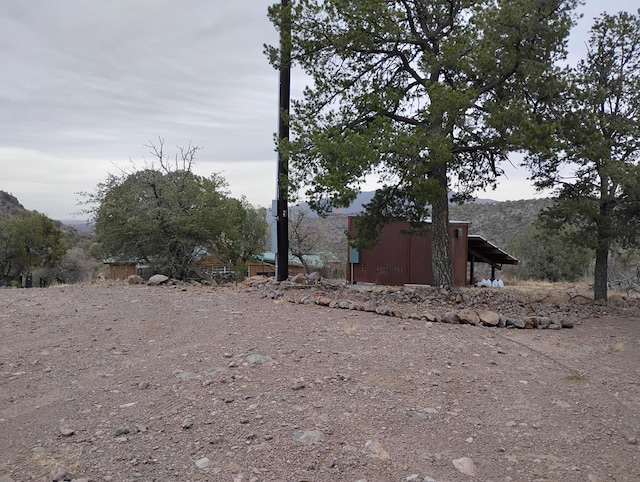 view of yard featuring an outdoor structure