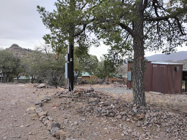 view of yard with an outdoor structure