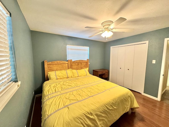 2003 N Enfield Rd, Alpine, TX 79830 - bedroom featuring wood finished floors, baseboards, a closet, ceiling fan, and a textured ceiling