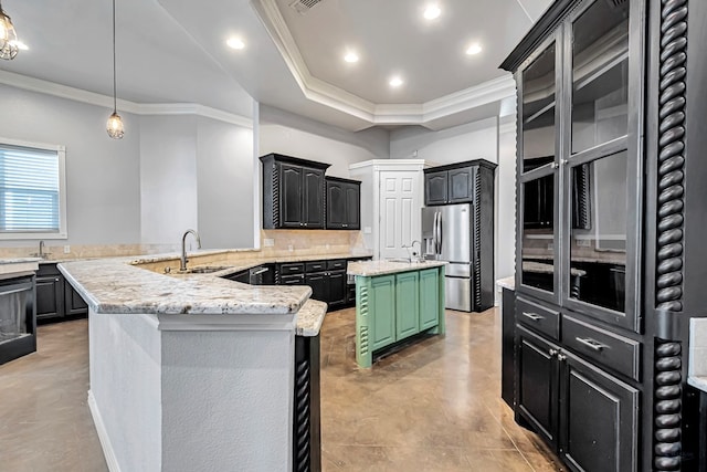 3 E Wavyleaf Ct, Odessa, TX 79762 - kitchen featuring a sink, stainless steel fridge, ornamental molding, a kitchen island with sink, and backsplash