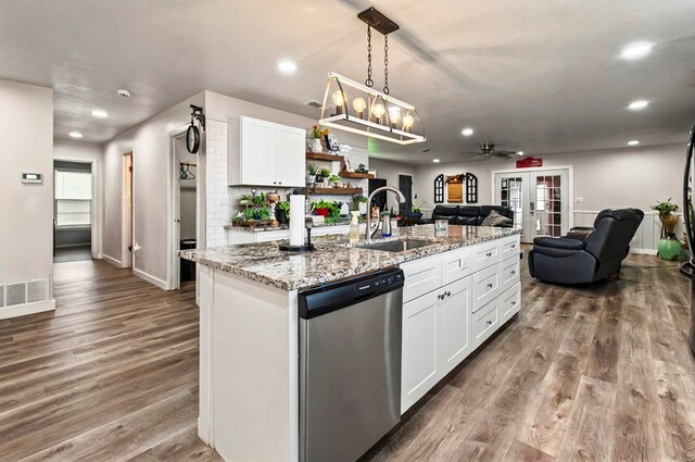 811 NW 7th St, Andrews, TX 79714 - kitchen with stainless steel dishwasher, open floor plan, a sink, a center island with sink, and ceiling fan
