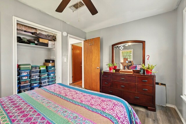 811 NW 7th St, Andrews, TX 79714 - bedroom featuring dark wood-type flooring, a closet, a ceiling fan, and baseboards