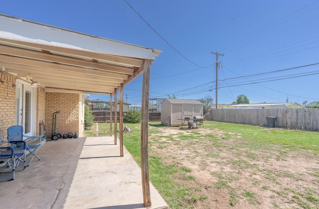 view of yard featuring a storage unit