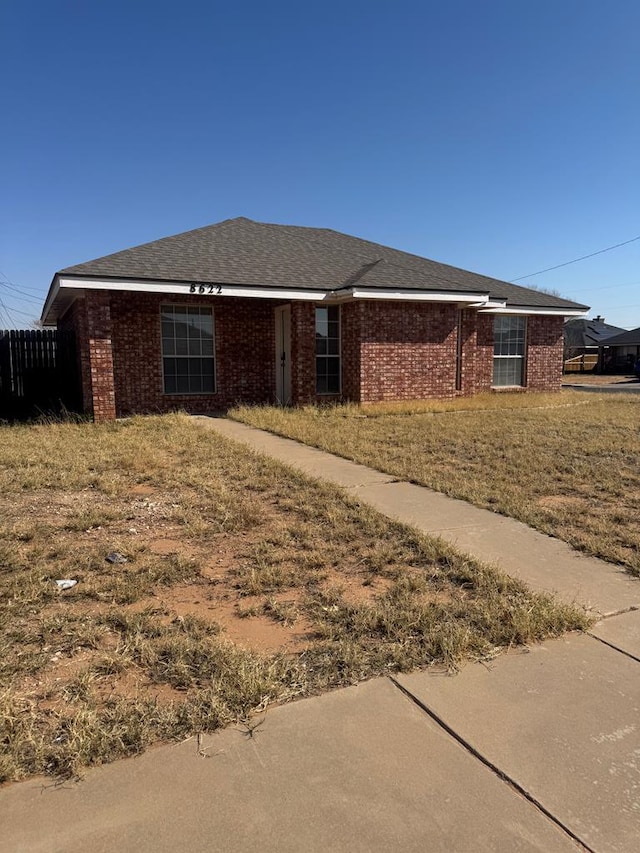 ranch-style home featuring a front lawn