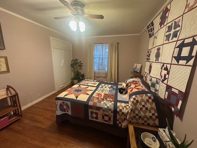 407 N Phelps St, Alpine, TX 79830 - bedroom with wood finished floors, ornamental molding, baseboards, and ceiling fan