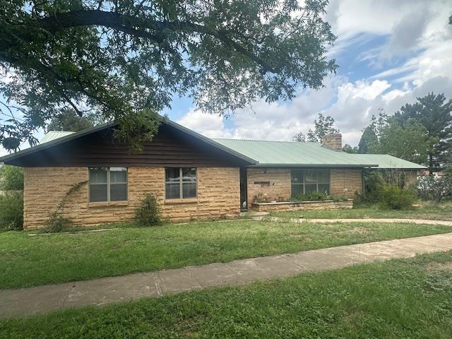407 N Phelps St, Alpine, TX 79830 - single story home with a chimney and a front yard