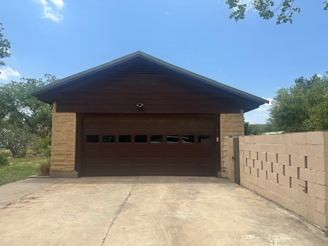 407 N Phelps St, Alpine, TX 79830 - view of detached garage