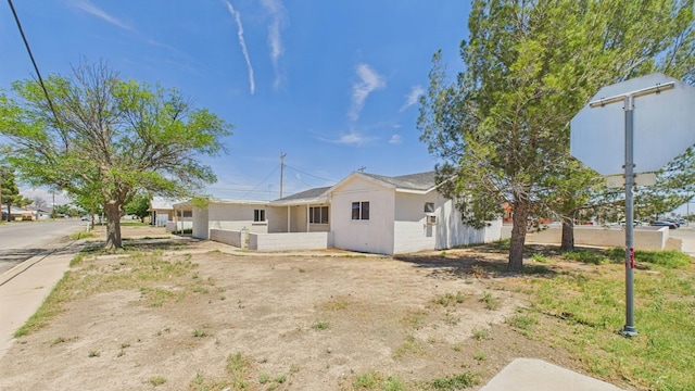 912 W 7th St, Pecos, TX 79772 - view of front of house featuring stucco siding