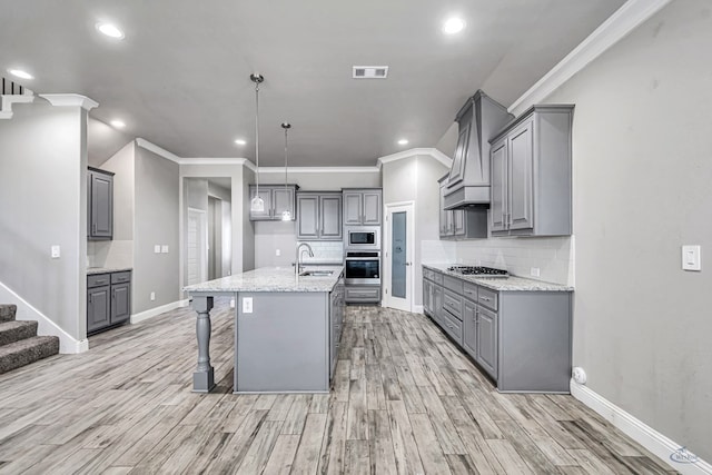 kitchen featuring stainless steel appliances, a sink, visible vents, and gray cabinets