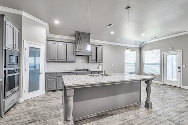 kitchen featuring a sink, stainless steel appliances, crown molding, gray cabinetry, and custom exhaust hood