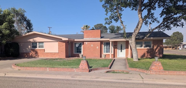 906 S Franklin Ave, Monahans, TX 79756 - single story home featuring brick siding and a front lawn