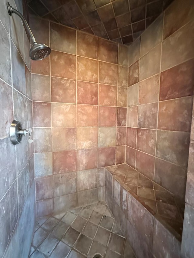 bathroom featuring a tile shower