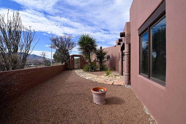 view of yard featuring a mountain view