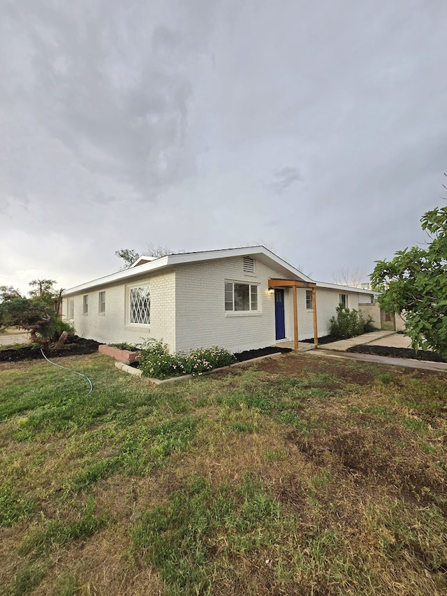2500 Roper St, Odessa, TX 79761 - ranch-style home with brick siding and a front lawn