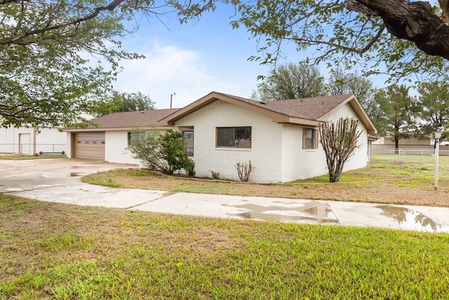 622 W Hillmont Rd, Odessa, TX 79764 - ranch-style home featuring a garage and driveway