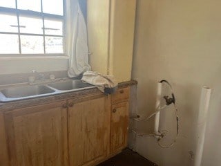1302 S Texas Ave, Odessa, TX 79761 - bathroom with a sink