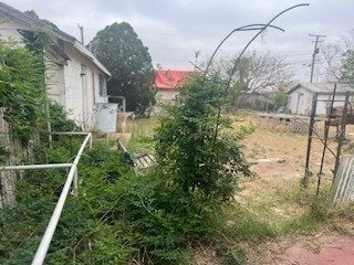 1302 S Texas Ave, Odessa, TX 79761 - view of yard