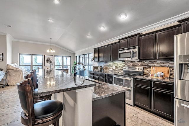 811 E 97th Ct, Odessa, TX 79765 - kitchen featuring stainless steel appliances, a sink, crown molding, vaulted ceiling, and backsplash