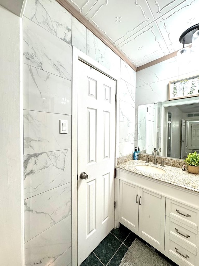 503 E Hendryx Ave, Alpine, TX 79830 - bathroom with vanity