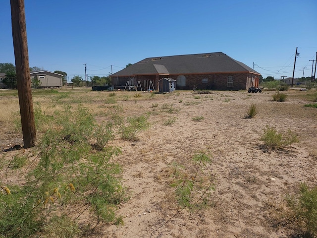 view of yard with an outdoor structure and a shed