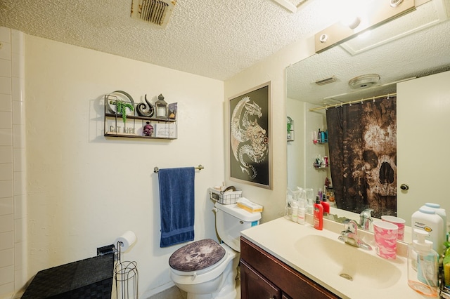 3946 Scott St, Odessa, TX 79762 - full bathroom featuring a textured ceiling, toilet, vanity, and curtained shower