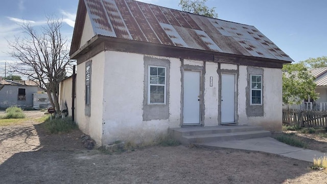 1317 S Oak St, Pecos, TX 79772 - view of front facade with stucco siding and a metal roof