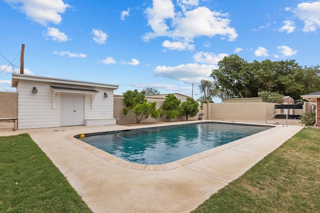 9408 Cromwell Ter, Odessa, TX 79764 - view of swimming pool featuring a patio area, fence, a lawn, and a fenced in pool