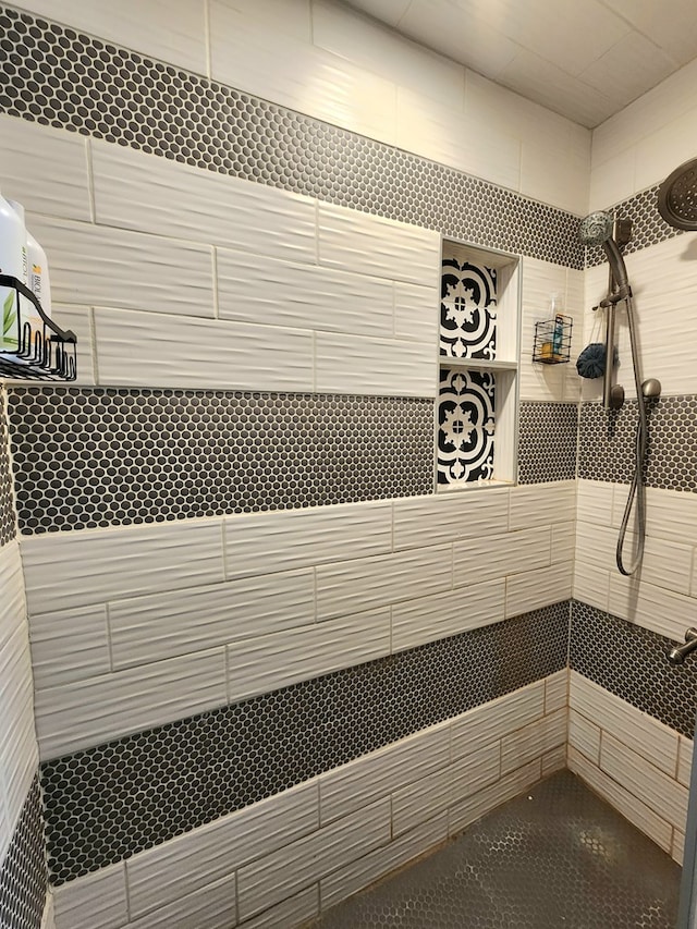 full bath with tiled shower