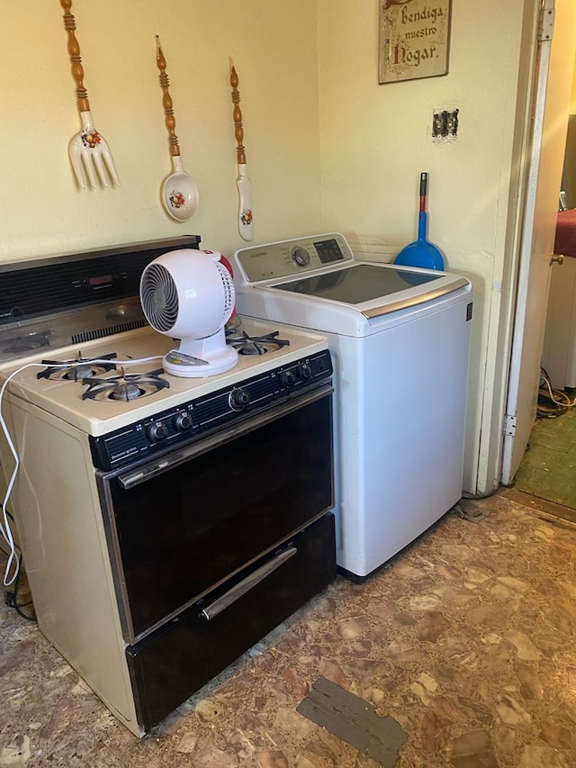418 S Lee Ave, Odessa, TX 79761 - washroom with washing machine and dryer