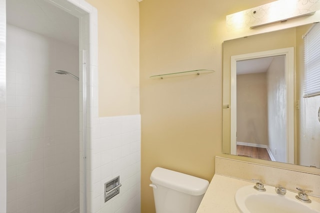 401 E Sul Ross Ave, Alpine, TX 79830 - full bath featuring toilet, vanity, and tiled shower
