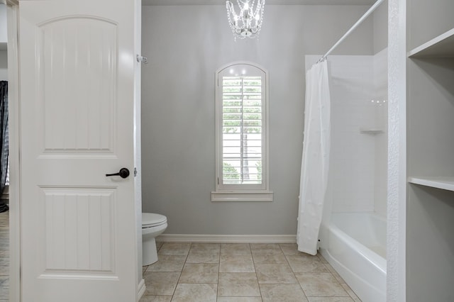 259 County Rd 304, Seminole, TX 79360 - full bathroom featuring a chandelier, toilet, shower / tub combo, and baseboards